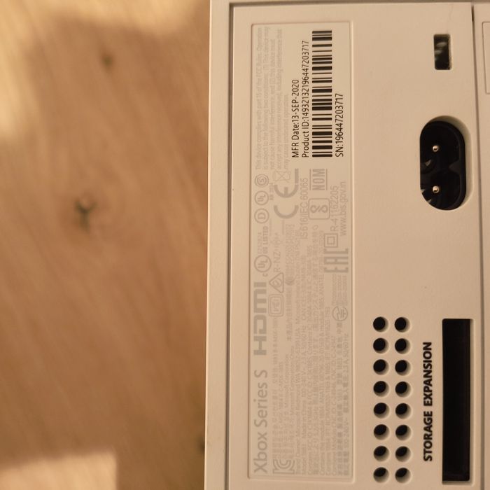 Konsola Xbox Series S + 2 pady