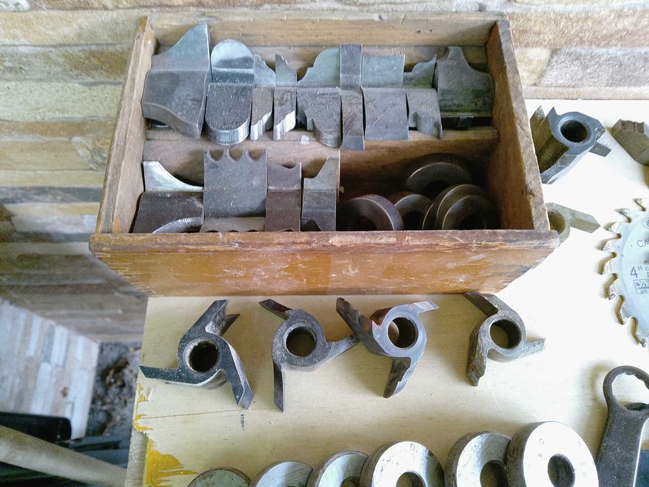 Frezarka dolnowrzecionowa do drewna.