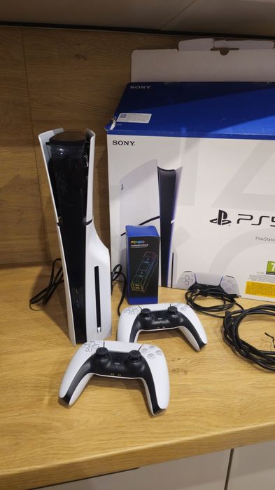 Playstation 5 slim z napędem dysk 1 tb 2 pady i ładowarka + gra