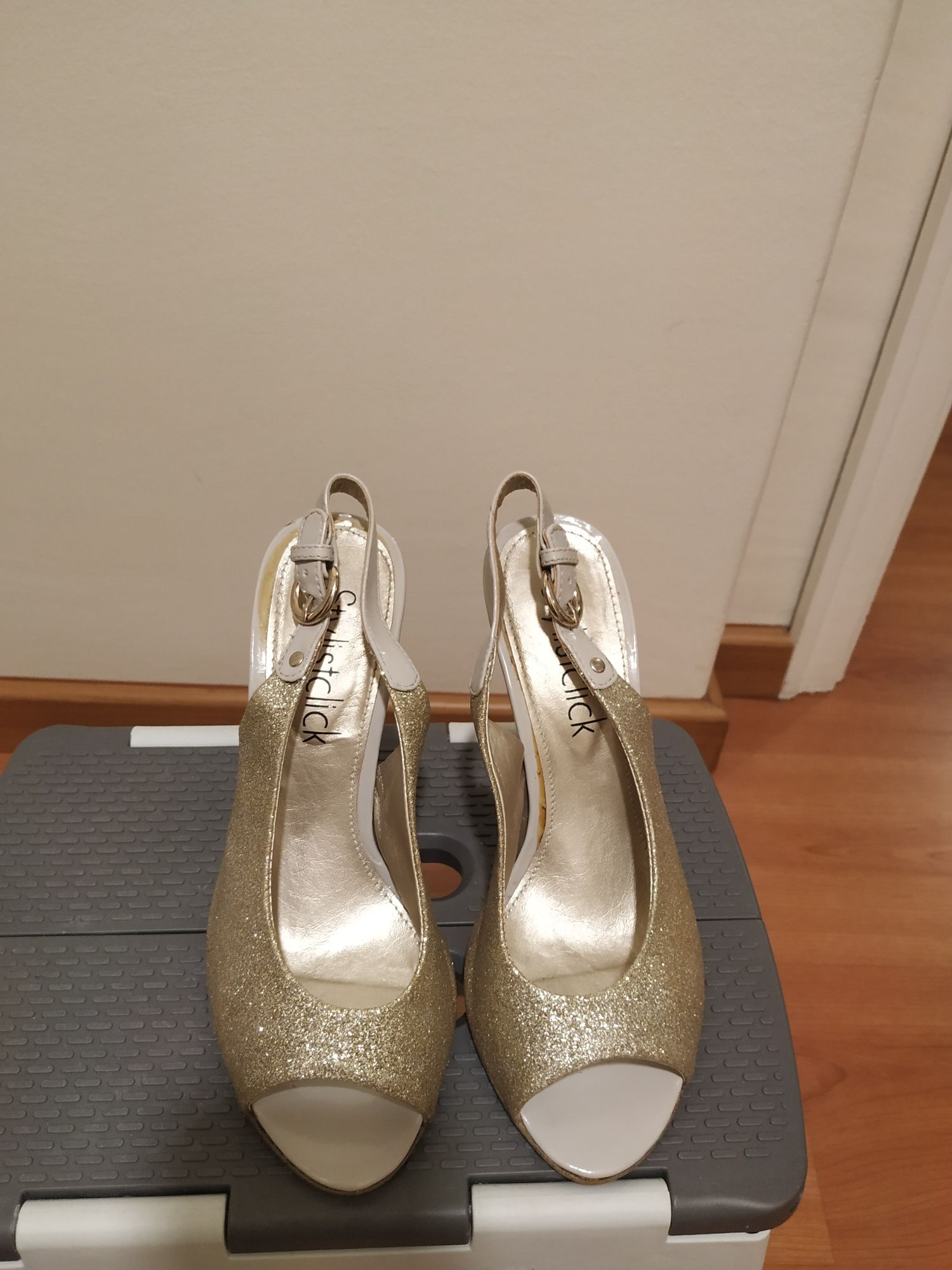 Vendo sandálias douradas brilhantes