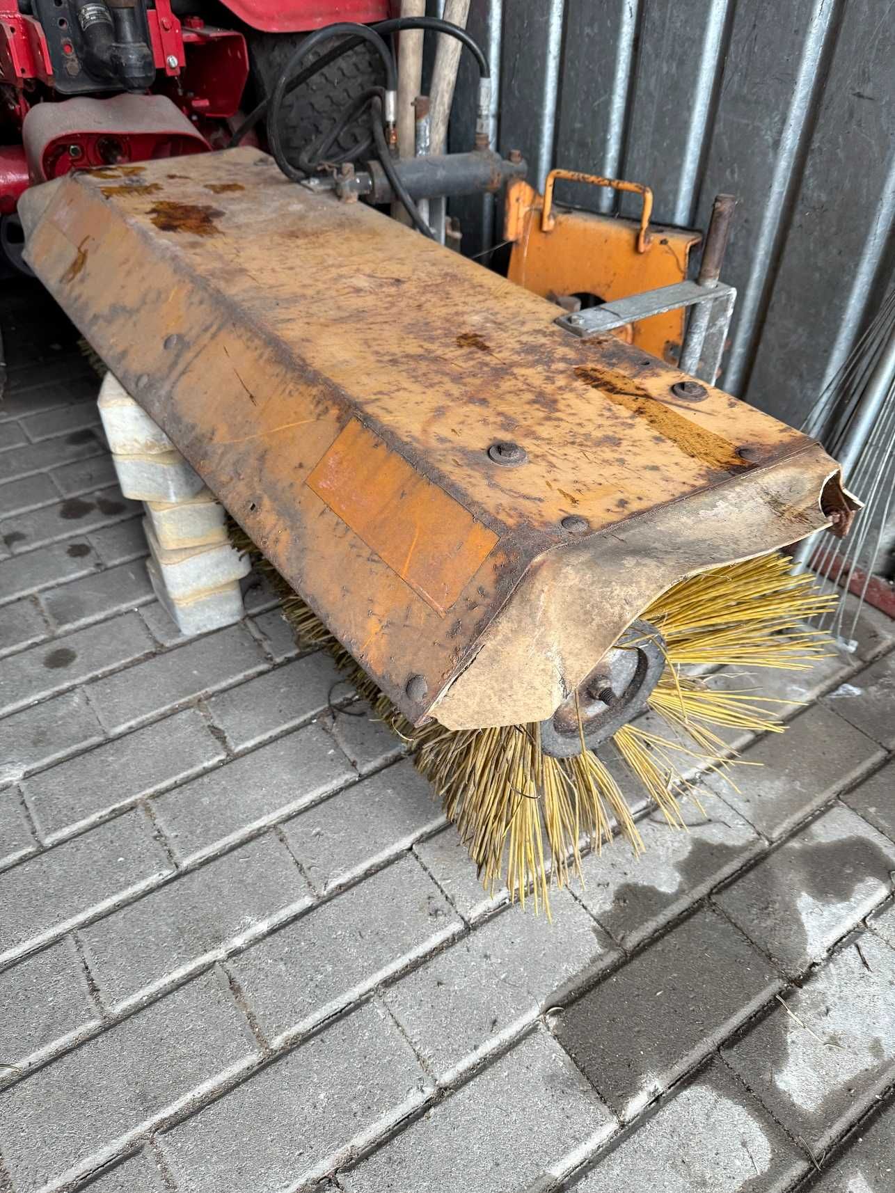 Traktorek Gutbrod 2350 D z pługiem i zmiatarką traktotek komunalny