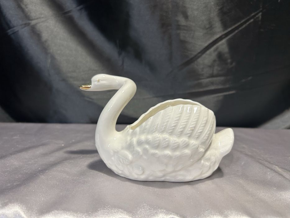 Ceramiczny Łabędź z Zakręconą Szyją – Elegancka Ozdoba