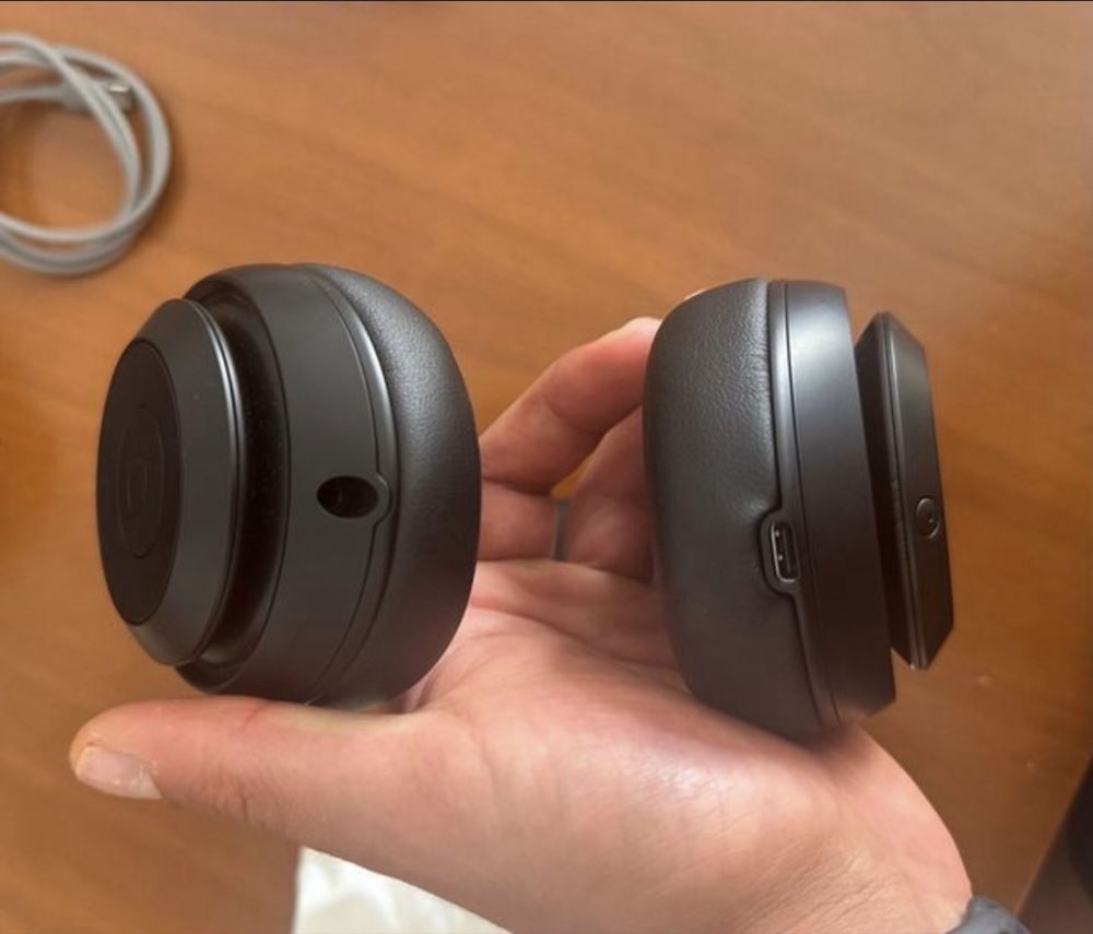 Beats Studio Pro - Auscultadores Pretos