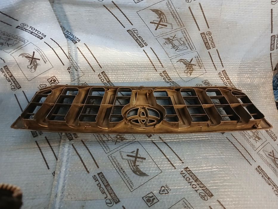 Atrapa grill przednia TOYOTA LAND CRUISER 120 rok 03-09