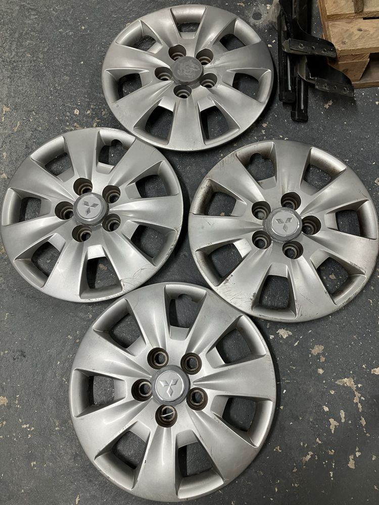 Tampões de Rodas 15”e 16”+ChaveRodas+Sup.TLM,+Encosto Cabeça Mitsubish
