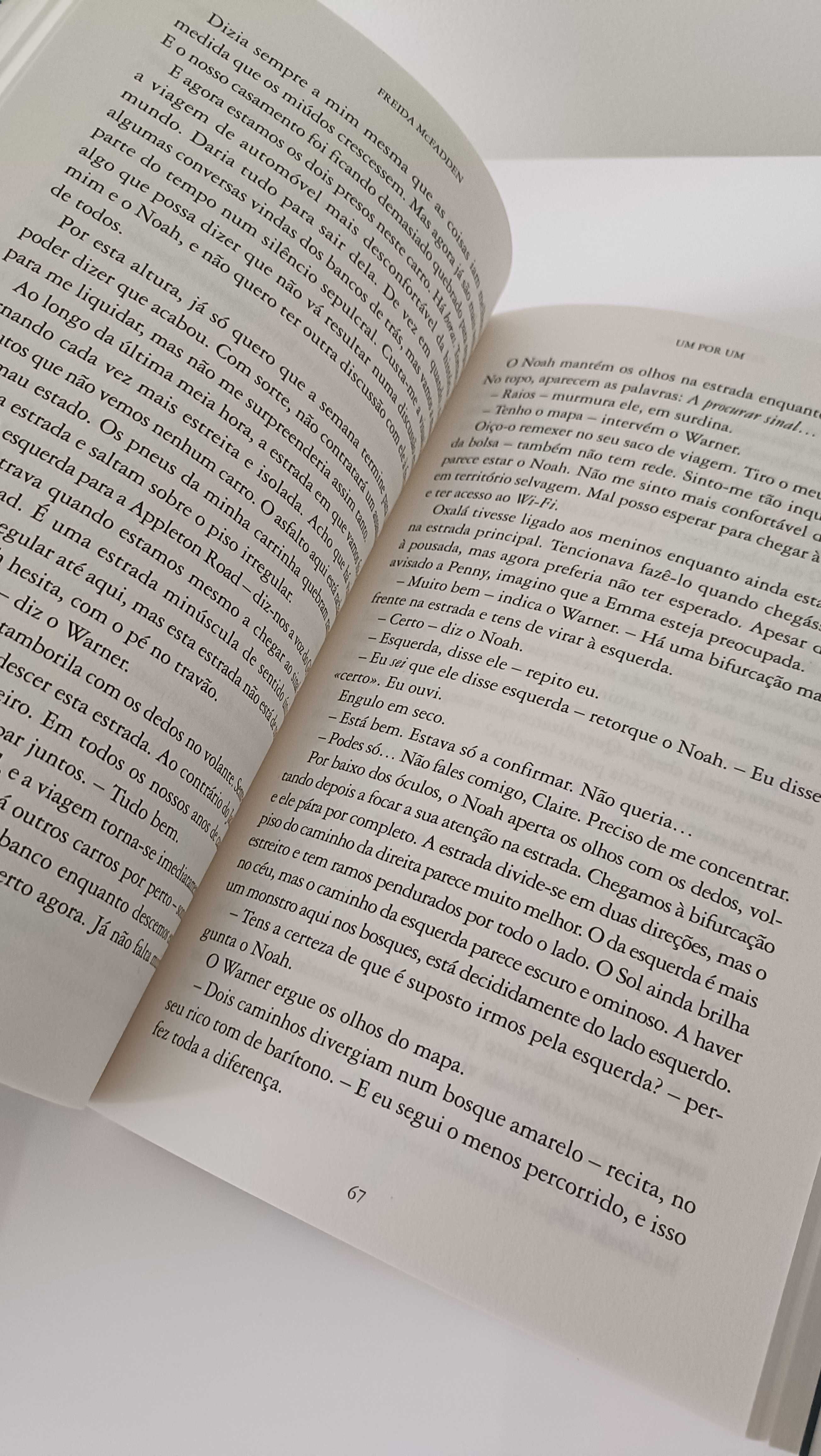 Livro "Um por um" de Freida McFadden
