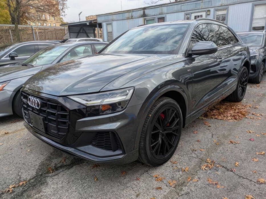 Audi Q8      2021