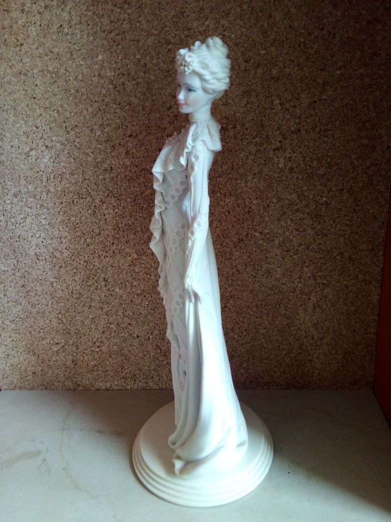 Витончена статуетка дівчини в мереживній сукні , Каподимонте .