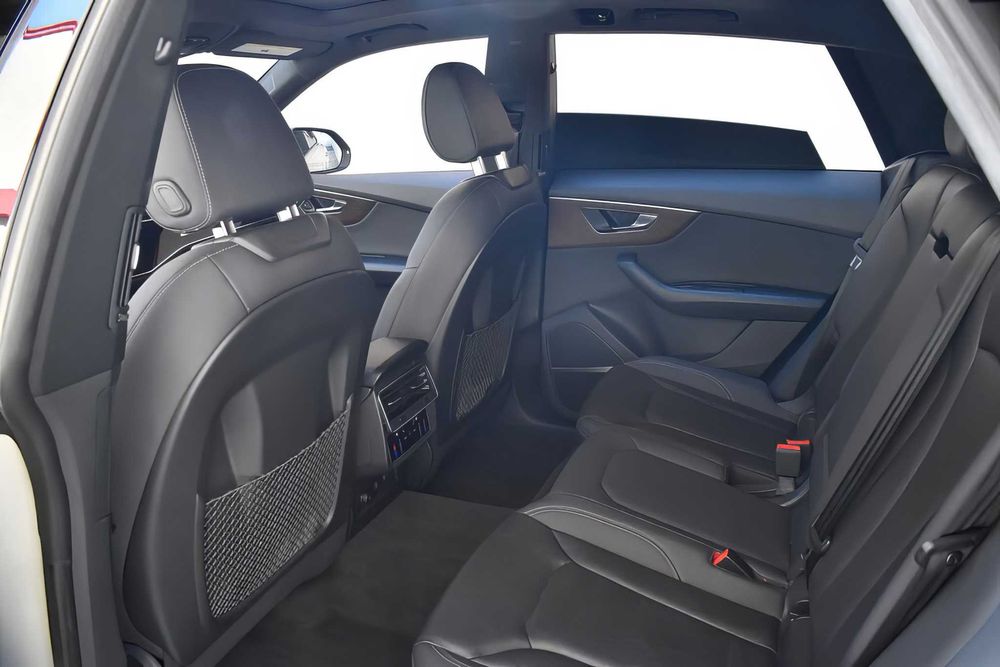 Audi Q8      2021