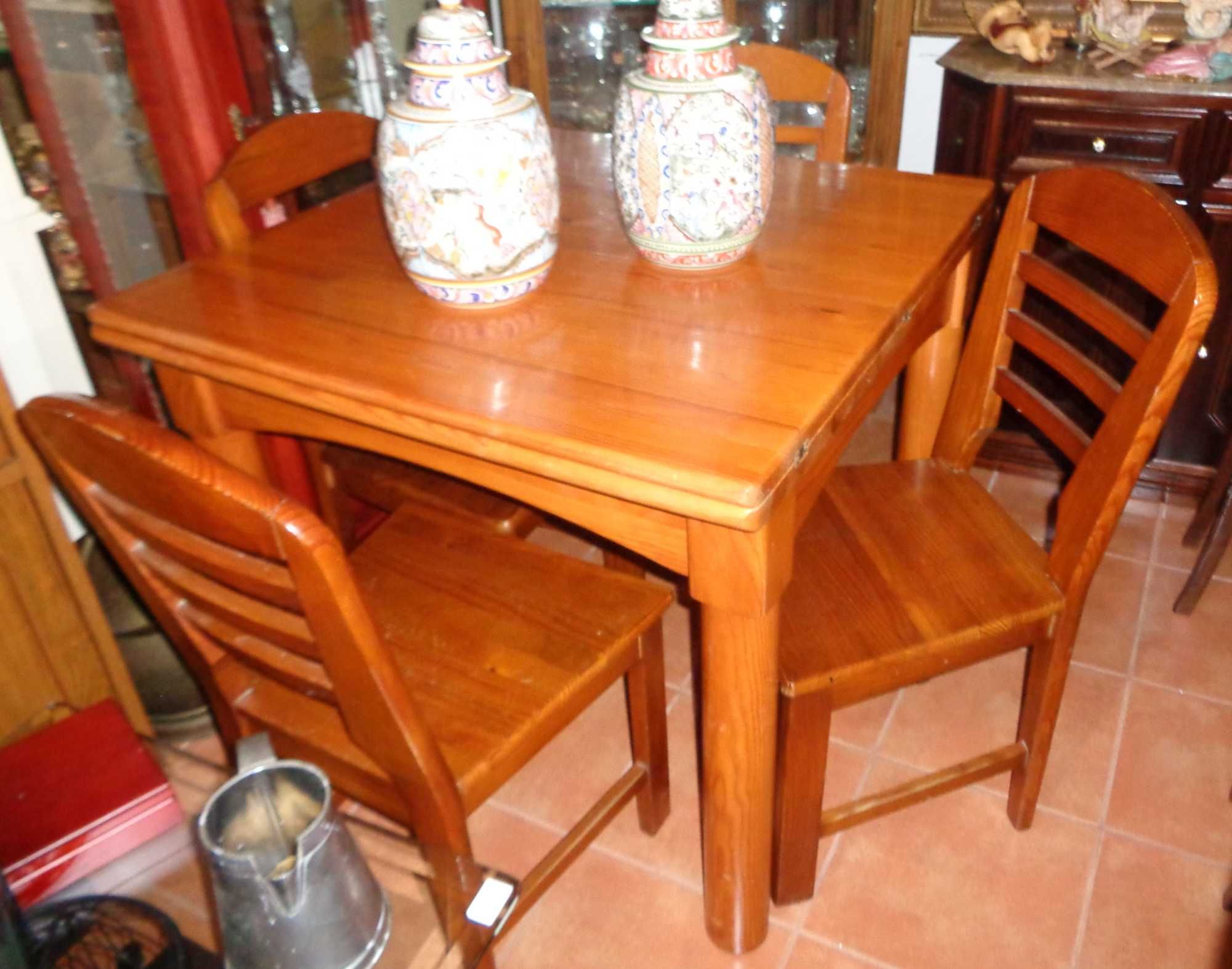 mesa  mel extensível com quatro cadeiras maciças