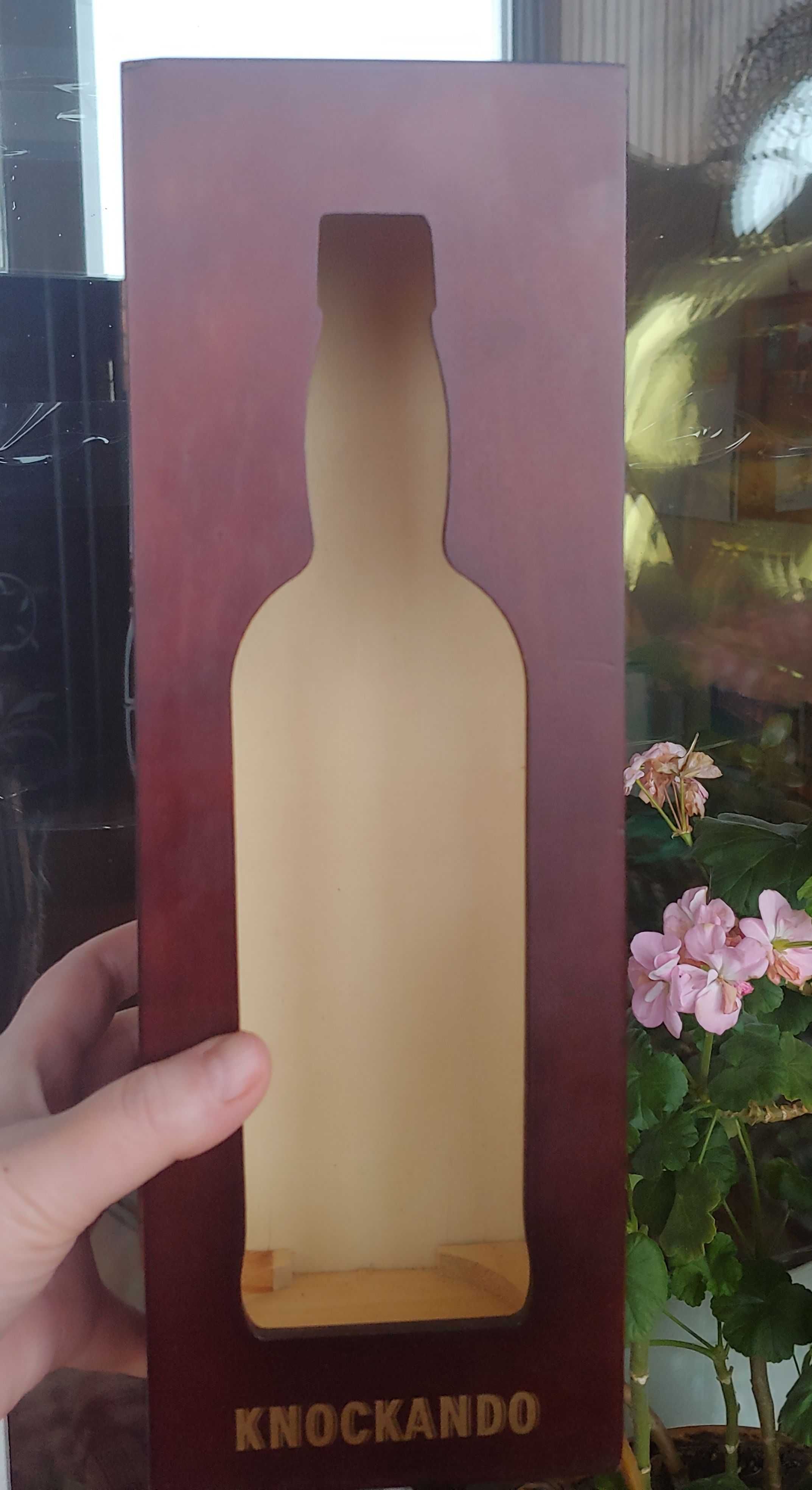 Дерев'яна коробка для пляшки від дорогого віскі Knockando
