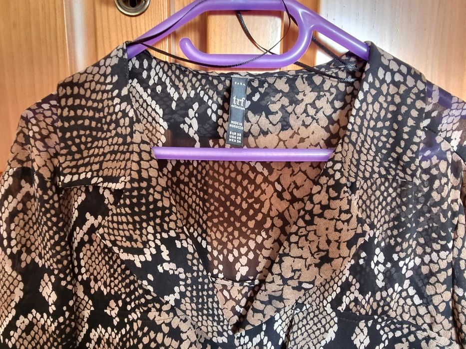 Camisa padrão cobra/ animal print com transparência Zara, tamanho XS