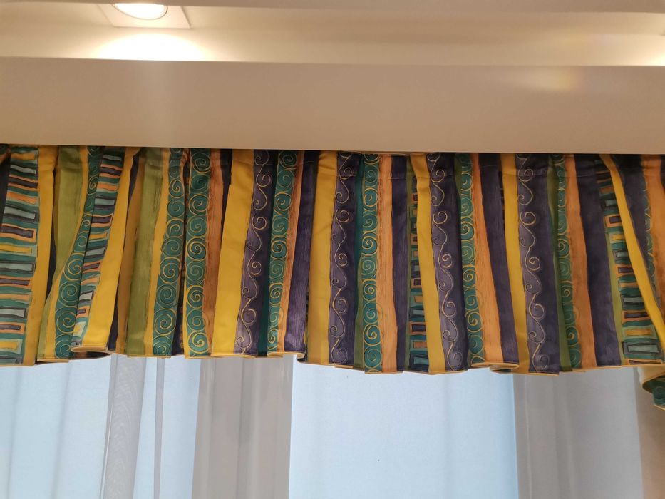 Lambrekin, zasłona, firana do kuchni lub jadalni.