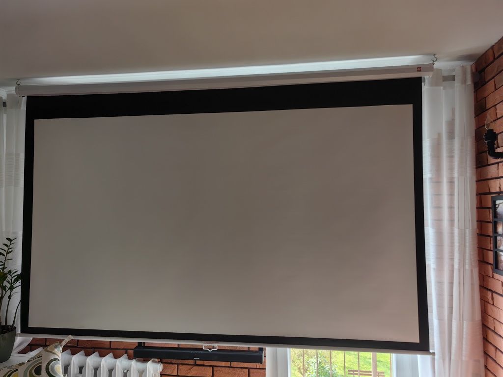 Ekran pod projektor sufitowy ścienny Avtek 250cm.