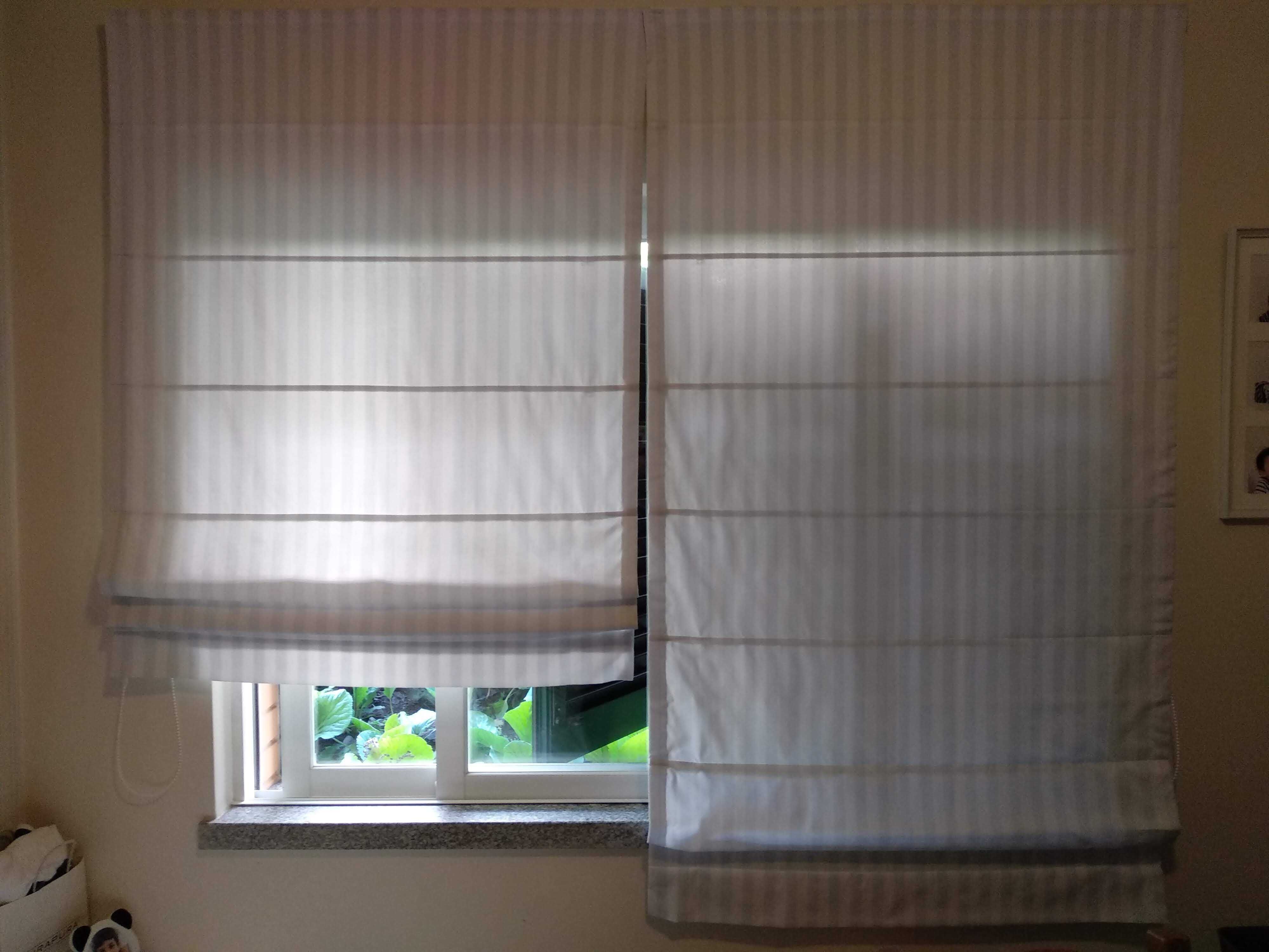 Cortinas/Estores tons azul e branco. Oferta de almofada!