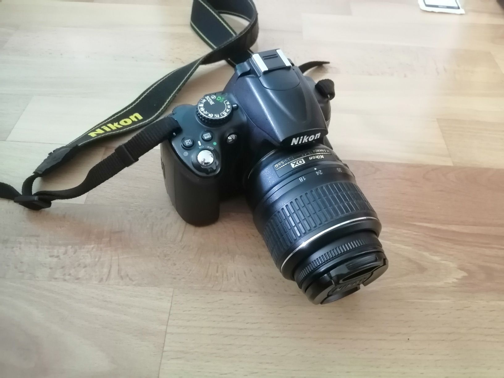 Nikon D5000 z obiektywem
