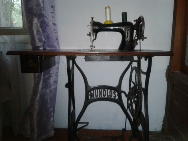 Швейна машинка MUNDLOS в робочому стані