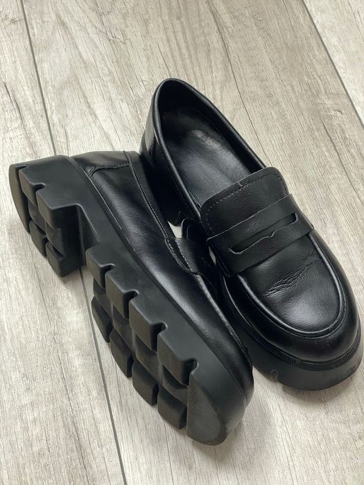 Лофери жіночі чорні шкіряні 38 розмір