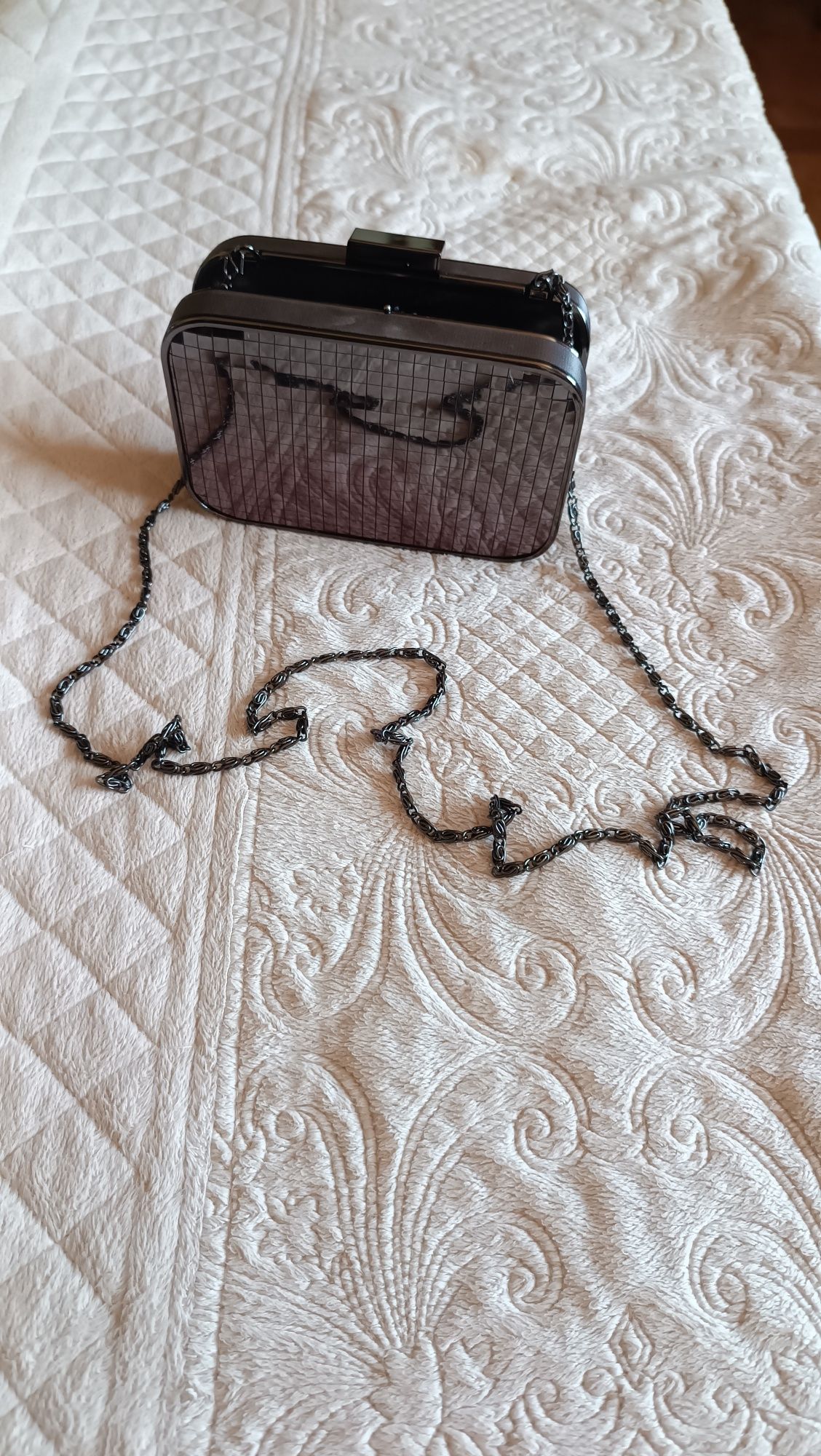 Pochete cinza metalizada da Biju