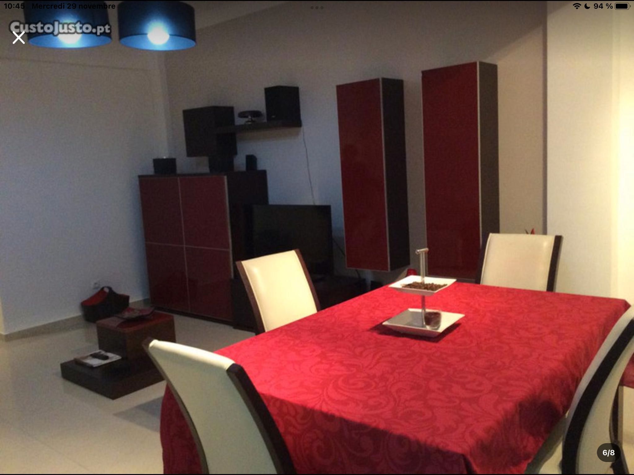 Conjunto de móveis de sala com mesa e cadeiras de pele.
