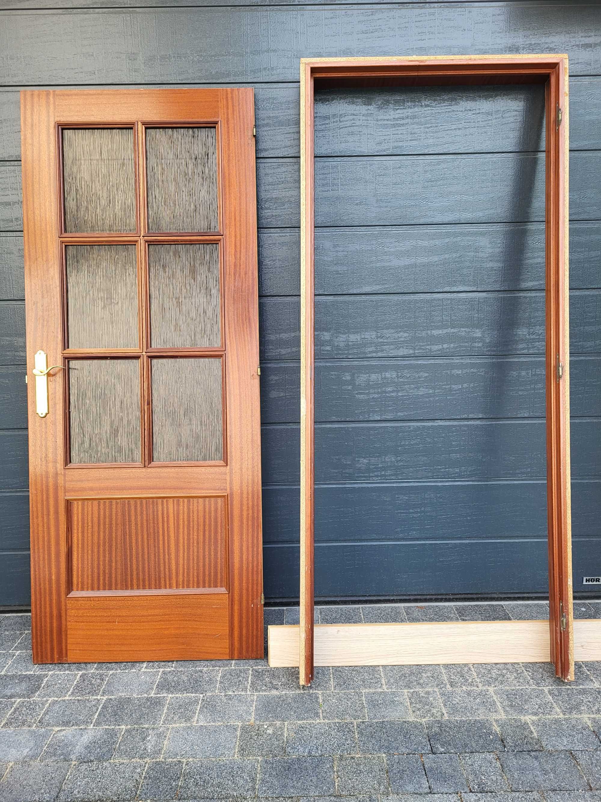 Drzwi brązowe z płyty meblowej i pokojowe z szybką