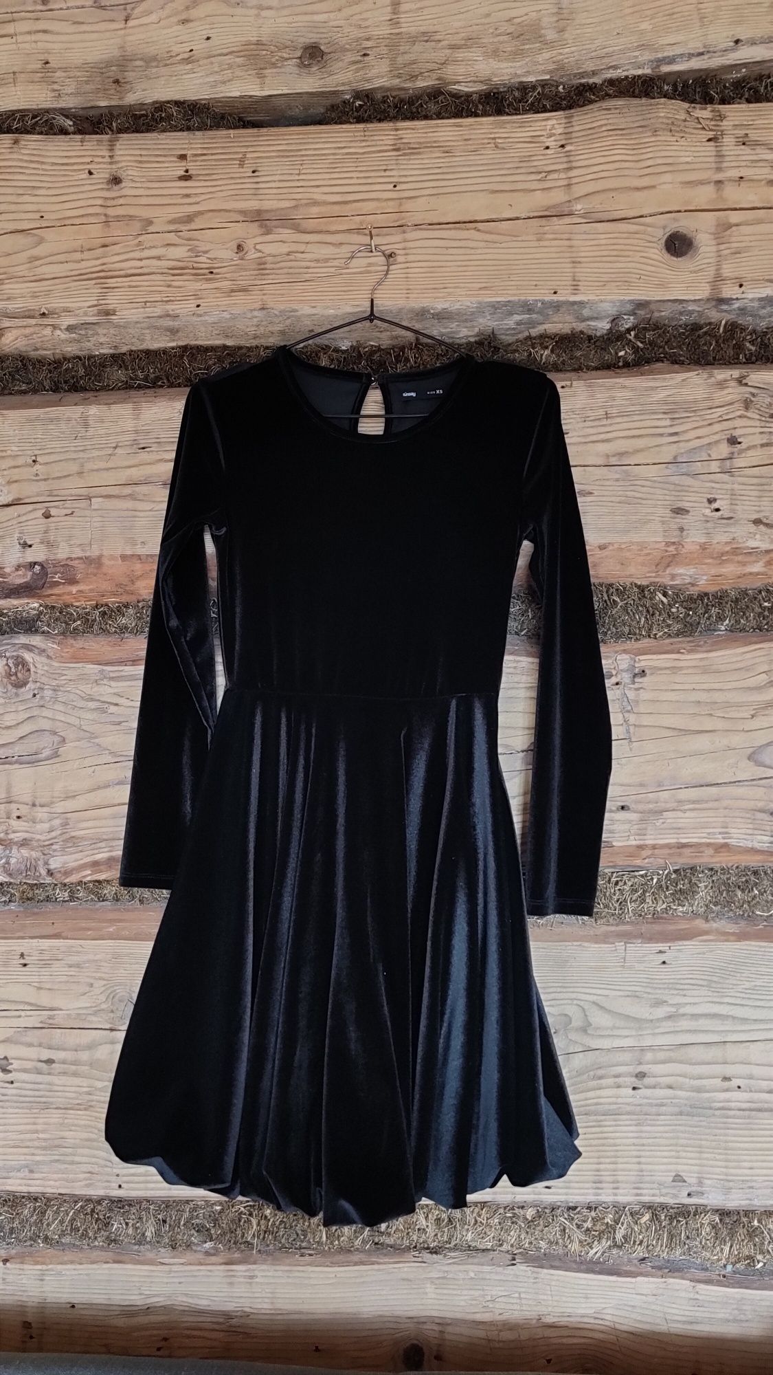 Sliczna sukienka czarna aksamitna bombka