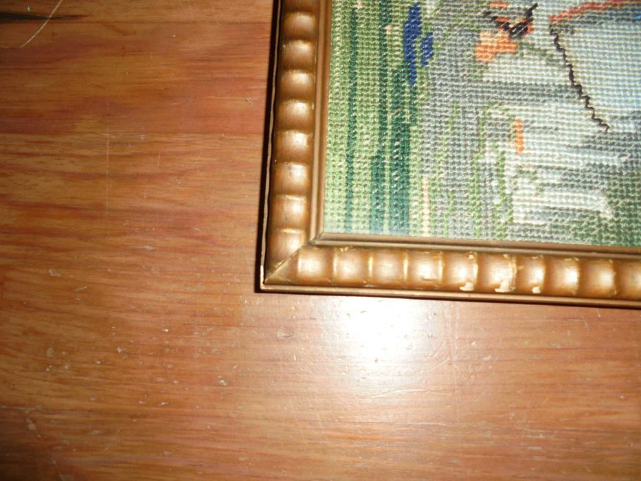 Piękny stary obrazek haftowany przedstawiający kobietę z wędką nr 53