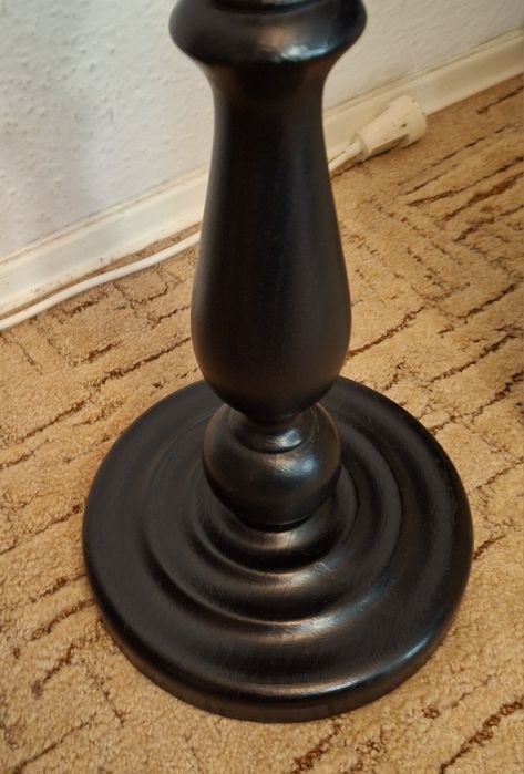 wysoki czarny drewniany stojak na kwiaty z ozdobną nóżką 82 cm