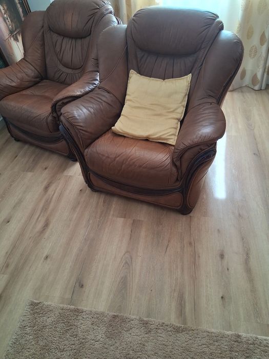 Dois sofás individuais, em otimo estado.