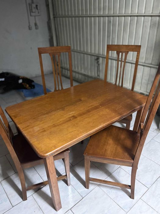 vendo mesa de cozinha + 4 cadeiras, com pouco uso (madeira maciça)