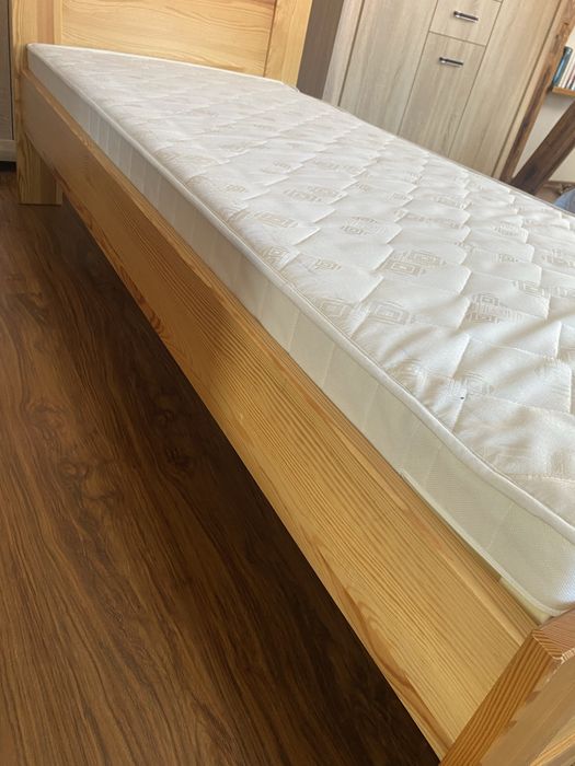 Pojedyncze używane łóżko z materacem