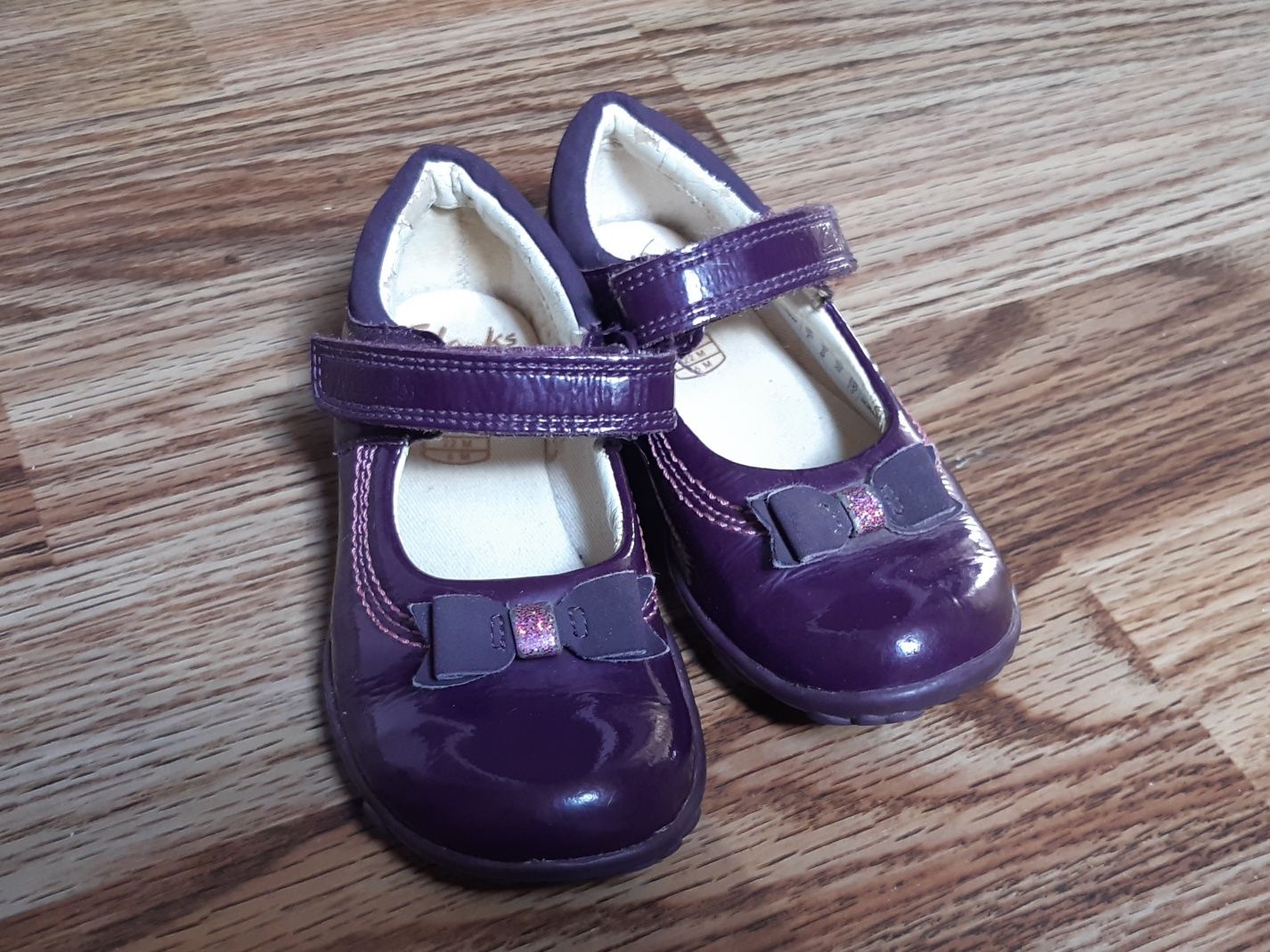 Фіолетові лаковані туфлі Clarks для дівчинки, розмір 22