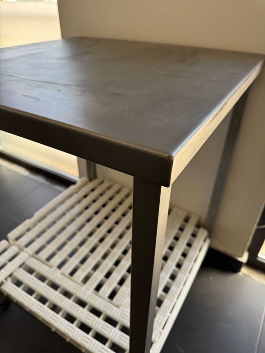 Mesa Industrial em Inox com Prateleira Inferior - 65x65x85 cm