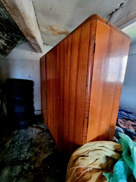 Sprzedam starą szafę.