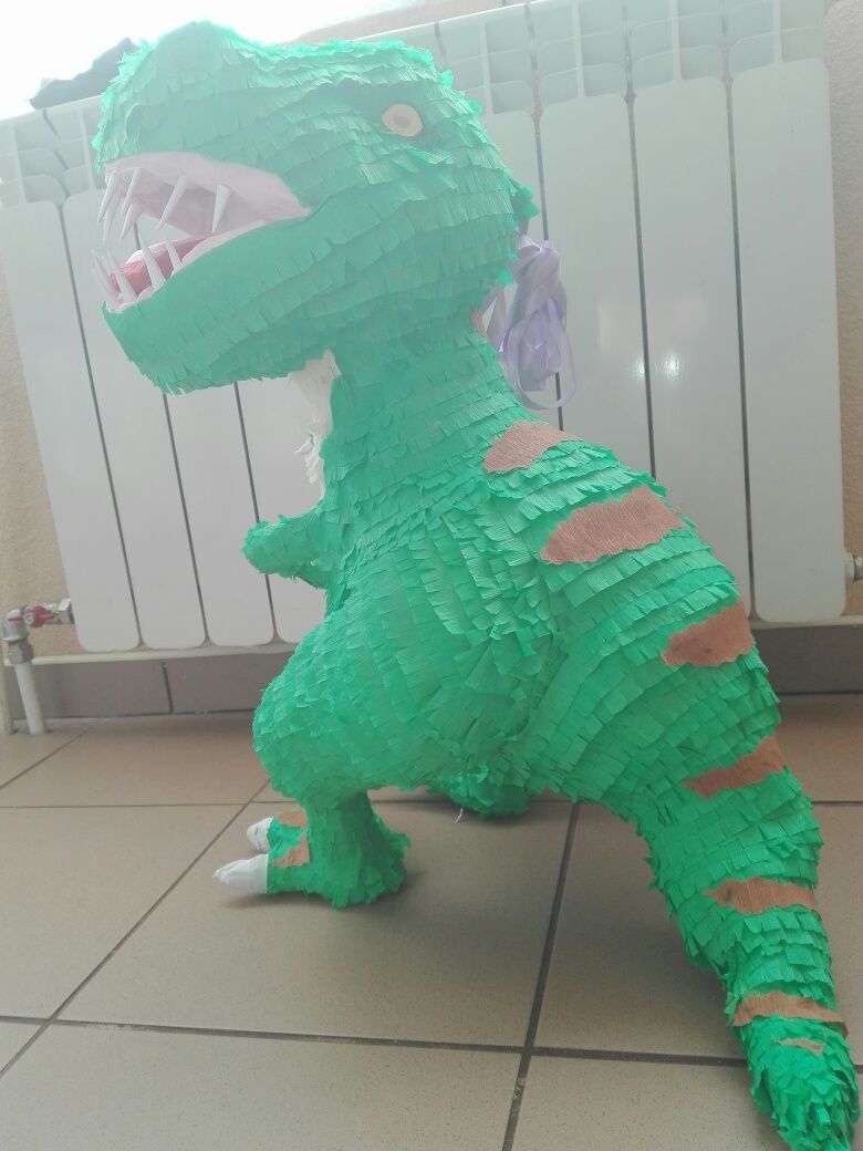 Dinozaur piniata t-rex