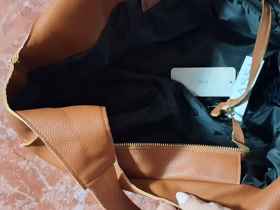 Skórzana torebka Cassi z metka