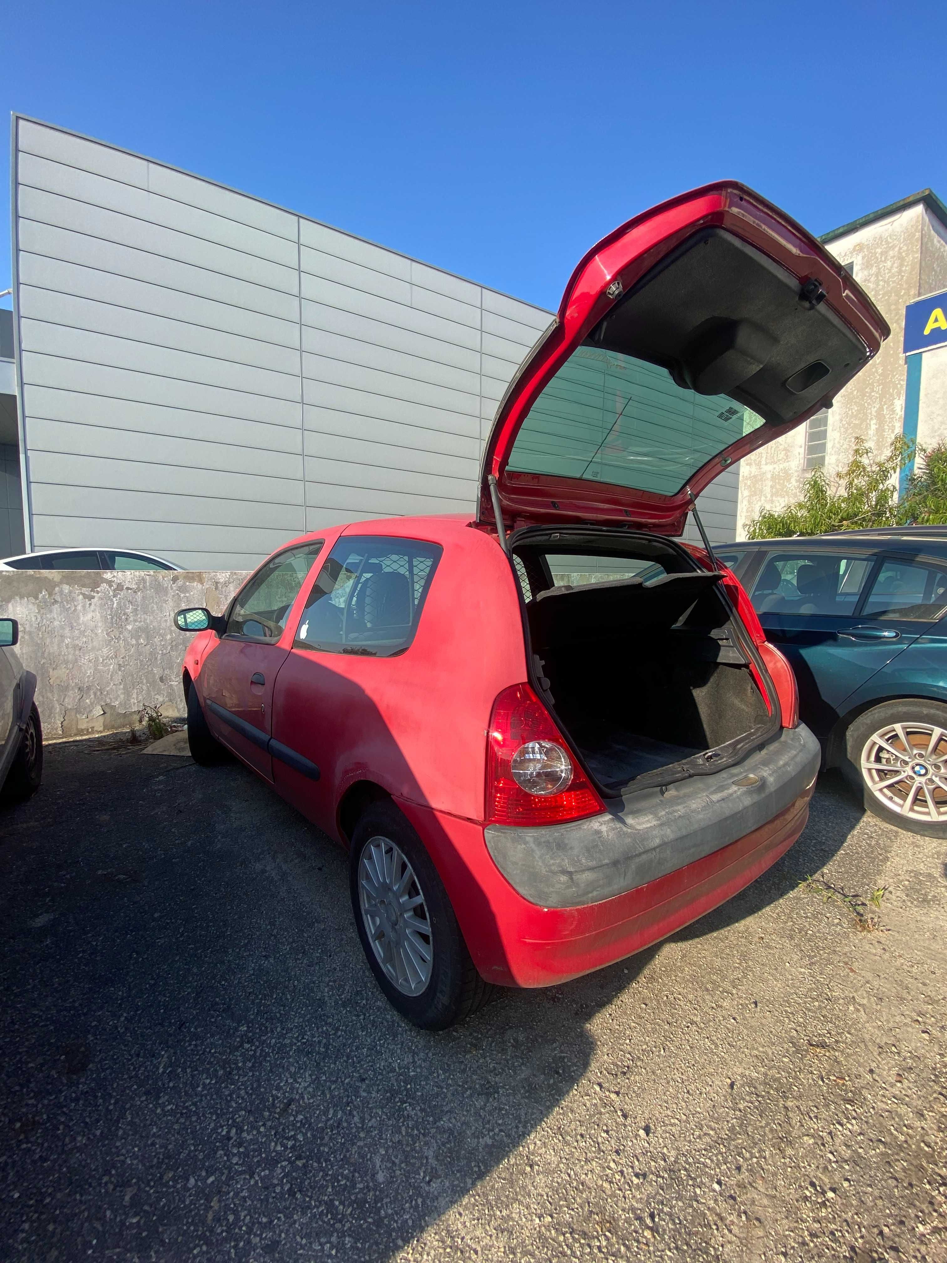 Renault Clio II Comercial 2002 – 1.5 dCi – Avariado