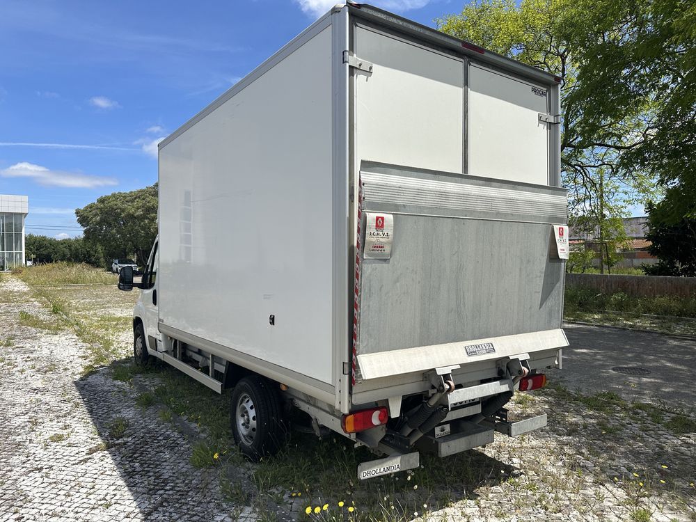 Peugeot Boxer com elevatoria traseira