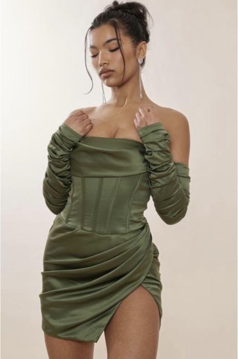 Атласна сукня з елементами корсету з накладними рукавами