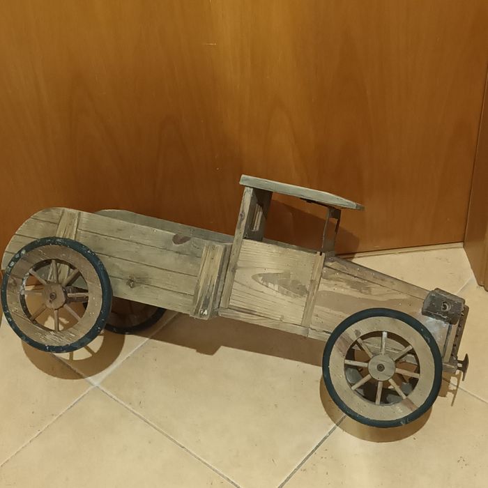 Antigo e raro camião de madeira