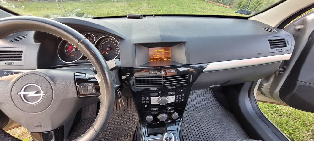 Samochód osobowy Opel Astra H sedan