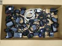 Vários carregadores e cabos para PC (alguns deles novos).
