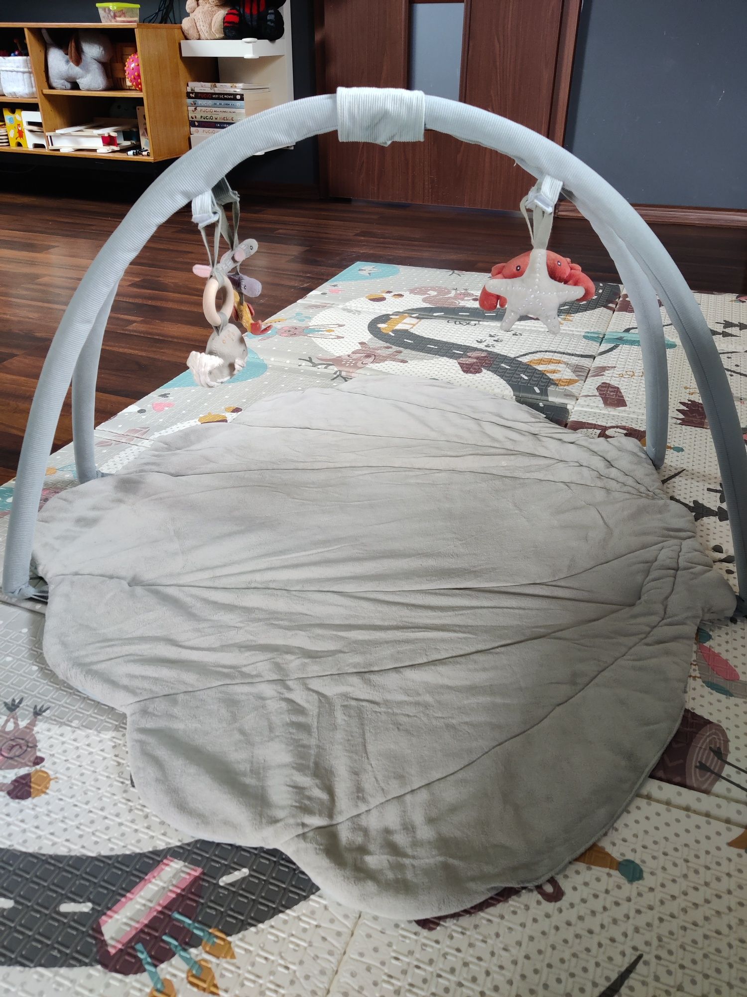 Mata edukacyjna Little Dutch, nosidło  Ergobaby, buty Emel