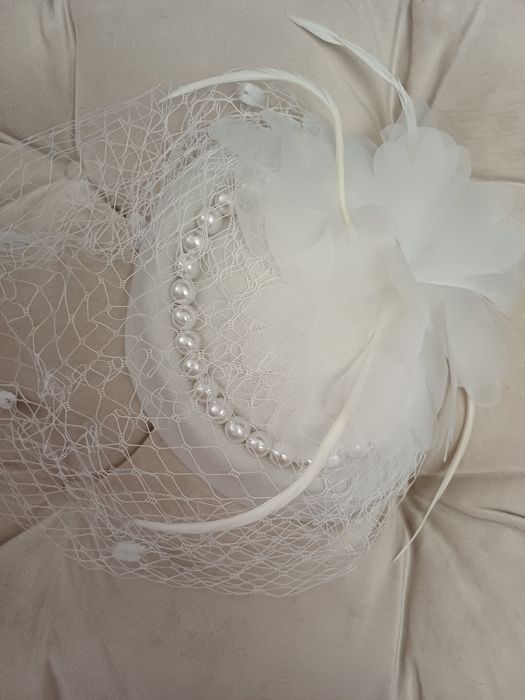 Шляпка с вуалью на заколках
