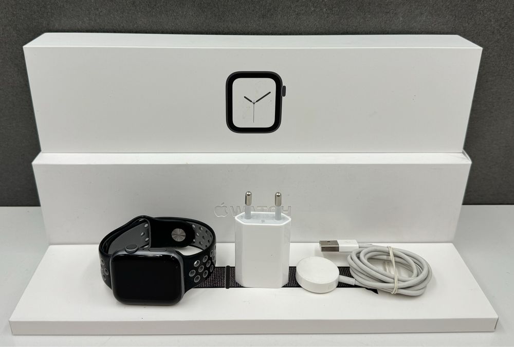 Apple watch SERIES 4  Space Gray Aluminum Case Black Sport Loop  44MM