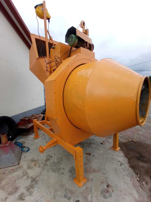 Betoneira central com pa de arrasto
