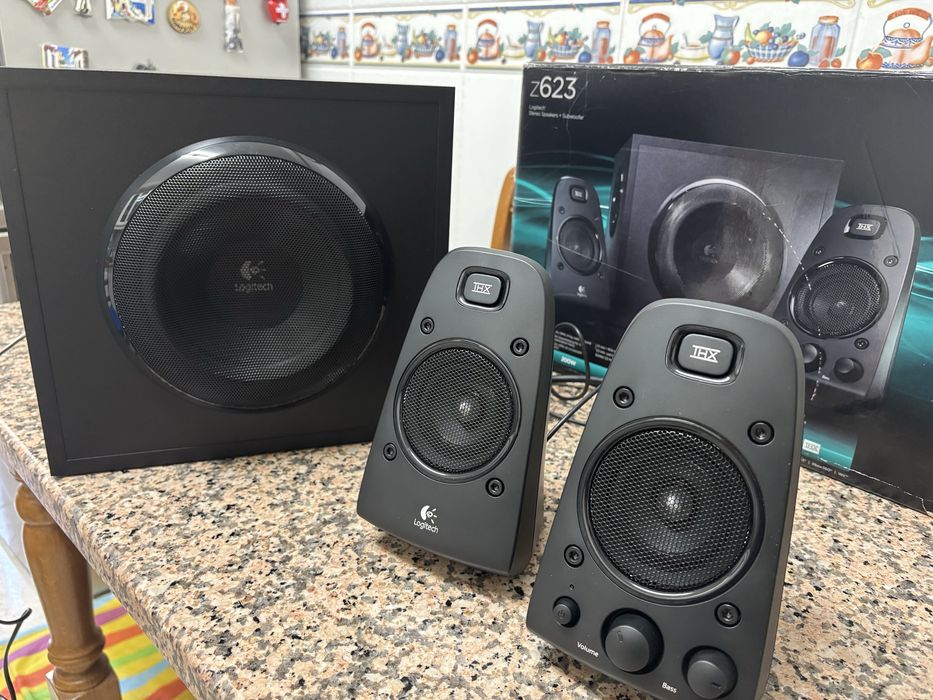 Colunas de som Logitech com subwoofer 2.1