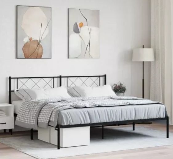 Colchao e cama preta em metal de casal