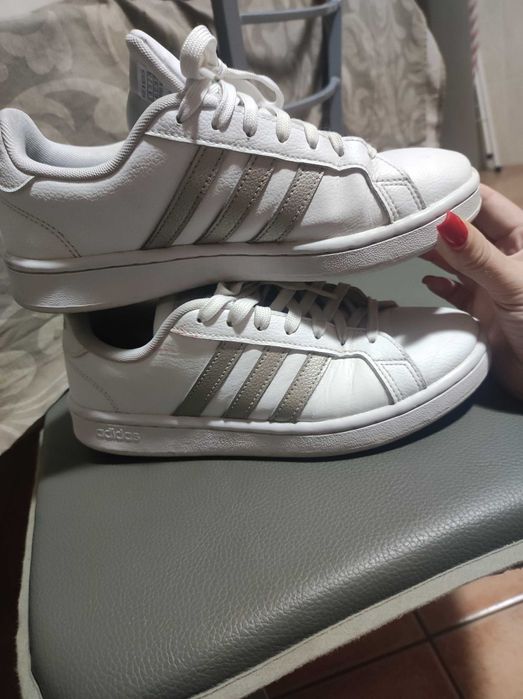 Tenis Adidas em bom estado