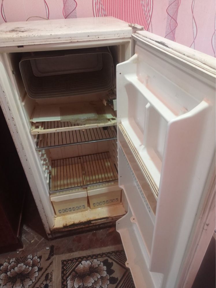 Продам рабочий холодильник по цене металла